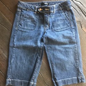 WHITE HOUSE BLACK MARKET JEAN CAPRI SZ 10